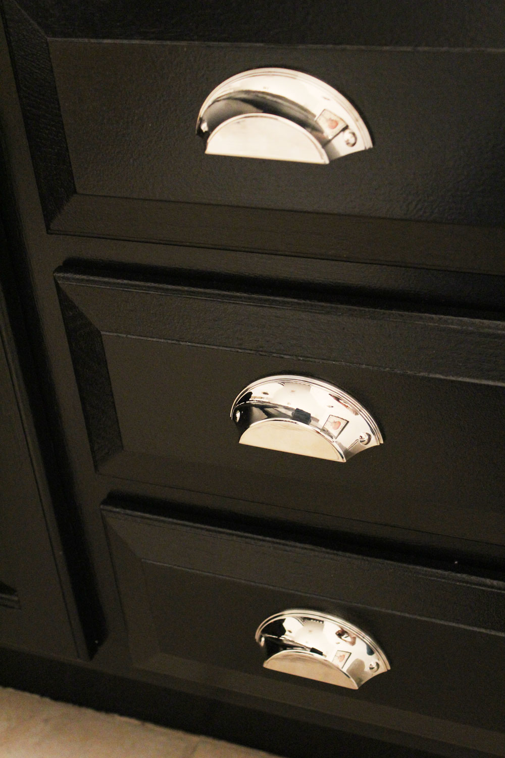 black and white master bathroom | glamorous master bathroom | black and white stripes