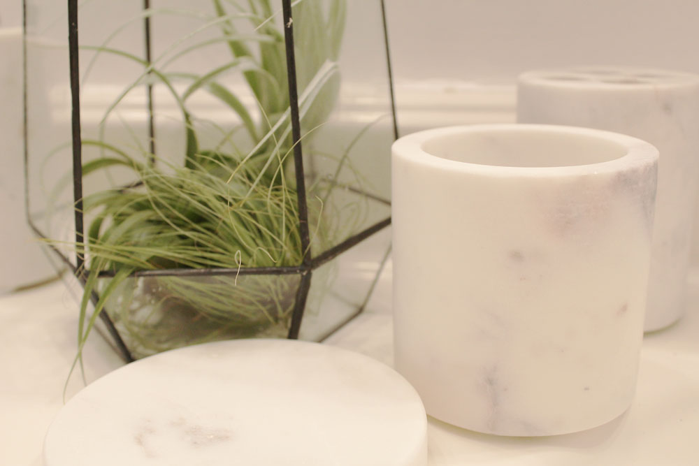 black and white master bathroom | glamorous master bathroom | black and white stripes