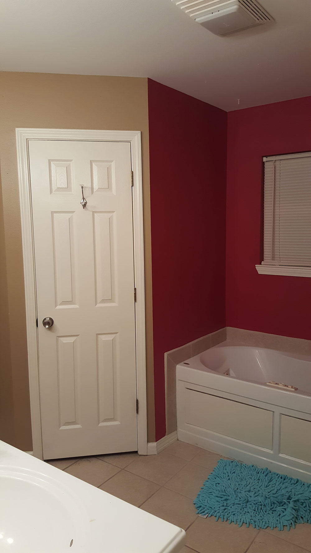 black and white master bathroom | glamorous master bathroom | black and white stripes