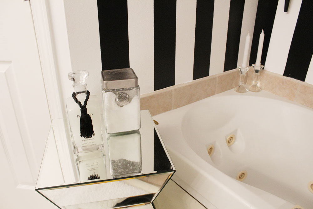 black and white master bathroom | glamorous master bathroom | black and white stripes