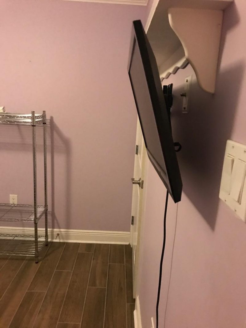 boring before photo | one room challenge week 1 | bold colorful guest bathroom | whitney J Decor | nola decorator | new orleans interior design | new orleans decorator | nola interior designer | nola homes | new orleans homes |