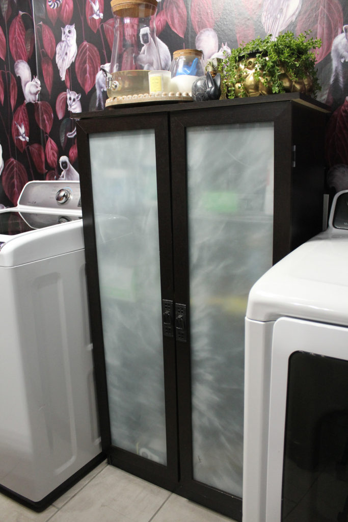 bold wallpaper and washer and dryer